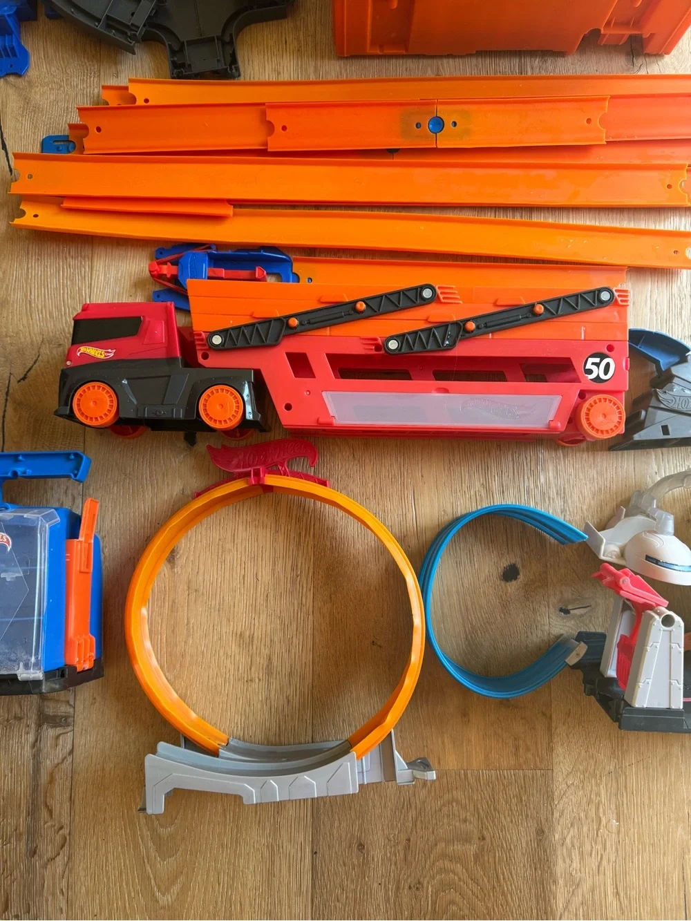 🔥HOT WHEELS lot30 pc Center City, Ptero Port Attack, Mega Hauler etc PriceFirm!